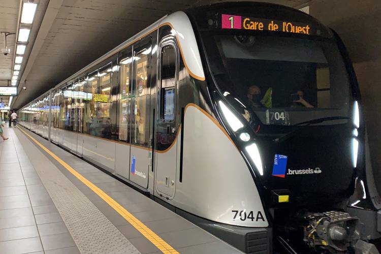 Foto van de nieuwste metrotrein van de MIVB aan het perron in een metrostation