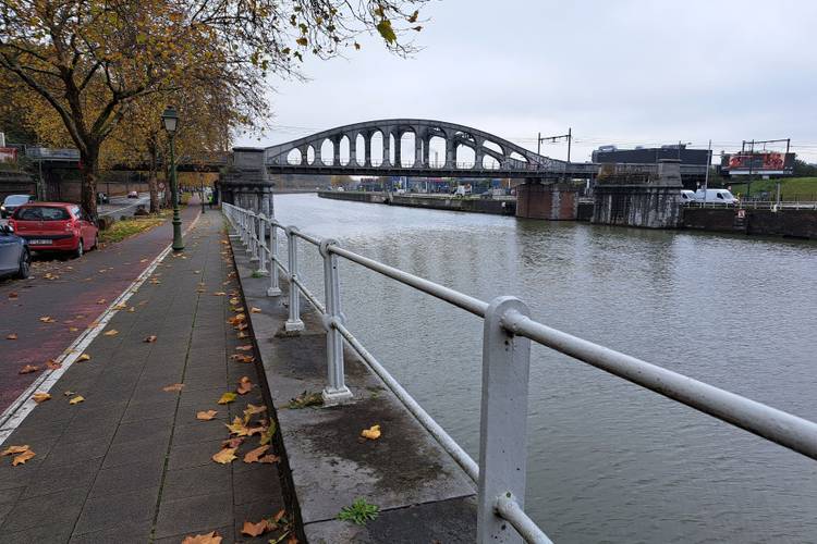 De spoorwegbrug over het kanaal Brussel-Charleroi, voorbij de Van Praetbrug
