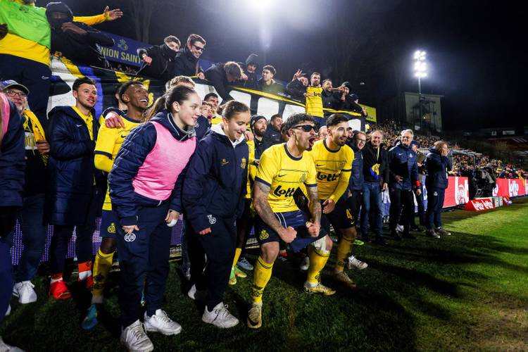 28 februari 2024: Union wint van Brugge halve finale Beker van België. Spelers vieren na de wedstrijd in het Dudenpark met de supporters van Union Bhoys. Voortaan: Cameron Puertas en Mohamed Amoura
