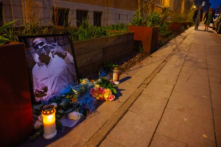 Bloemen in de Steylsstraat in Laken, de plek waar Gaël zaterdagnacht 23 maart 2024 werd doodgeschoten.