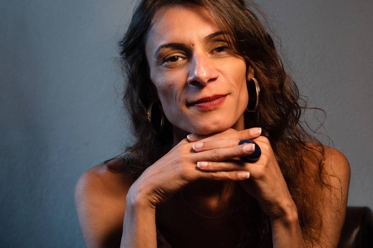 In Manifesto transpofágico toont en bespreekt de Braziliaanse theatermaker en actrice Renata Carvalho haar translichaam