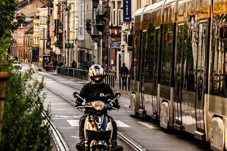 DE Léon Theodorlaan met de nieuwe tram 10 in Jette