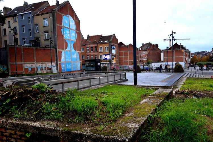 Metrohalte Aumale aan de brede, kaarsrechte Birminghamstraat in Anderlecht, gezien vanaf het Bospark