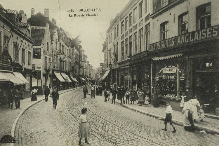 Een postkaart van de Vlaamsesteenweg rond de eeuwwisseling (Collectie Belfius Bank-Académie Royale de Belgique.)