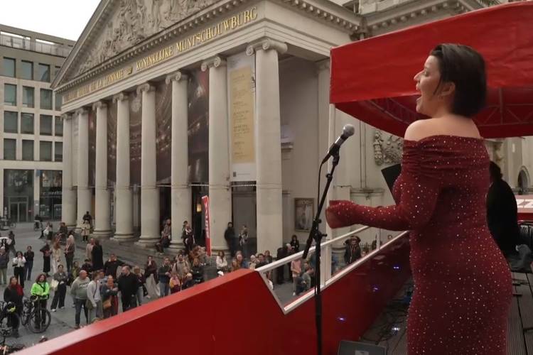 Sopraan Lisa Willems op het dak van de BRUZZ-bus tijdens Autoloze Zondag.