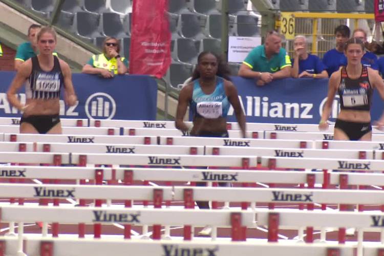 Drie vrouwelijke atleten nemen hordes op de atletiekpiste