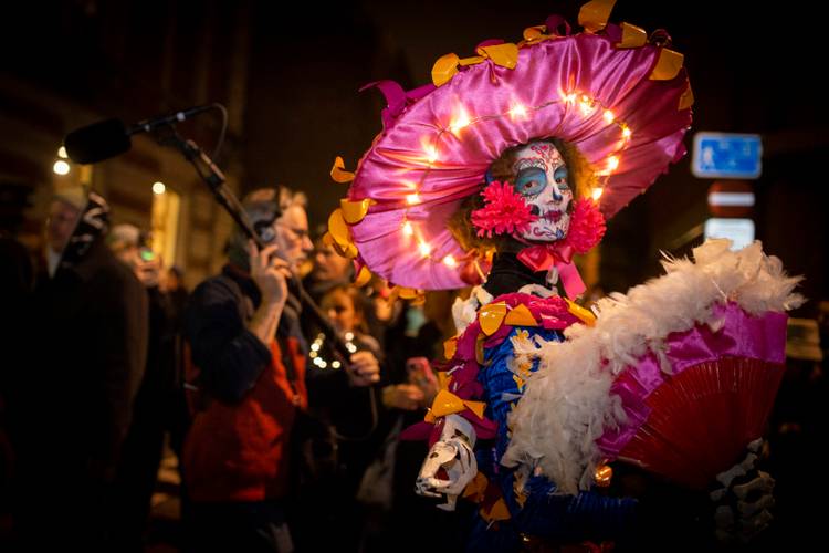 De processie tijdens 'Día de Muertos' in de Marollen trekt ieder jaar 12.000 deelnemers. 