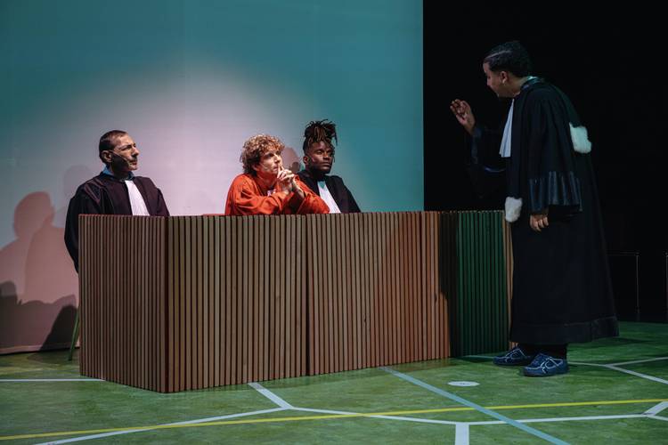 Samen met vier ex-gedetineerden analyseert theatermaker Lara Staal het falend gevangeniswezen in 'De Gevangenis'.