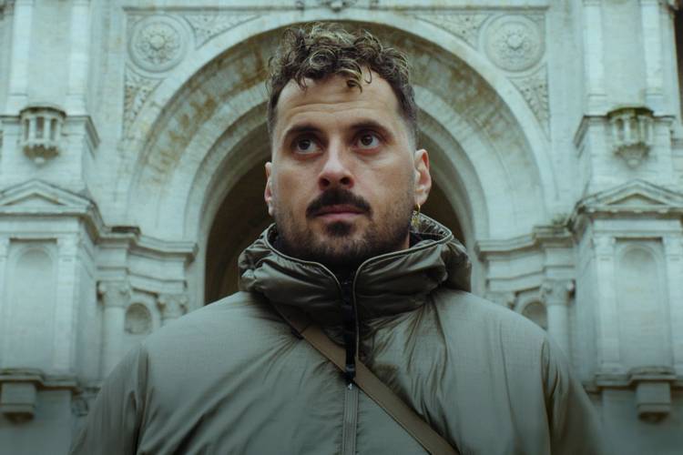 In de tv-documentaire 'Zwangere Guy: Dansen op de vulkaan' volgen twee Nederlandse regisseurs de Brusselse rapper vier jaar lang.