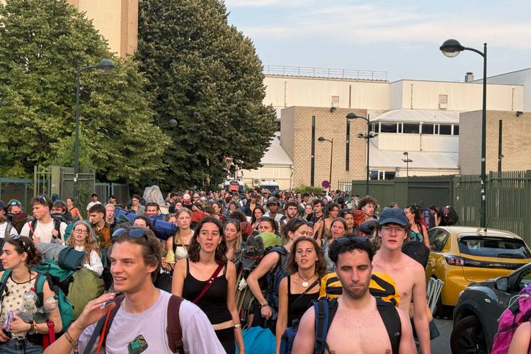 Kampeerders verlaten massaal de Couleur Café-camping en trekken naar Paleis 3.