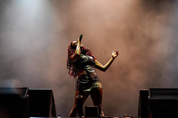 Amaarae op de Red Stage op de slotdag van Couleur Café 2026.