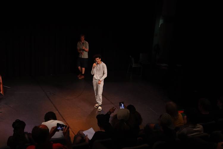 AJay uit Woluwe won de finale van de eerste editie van BXL Open Mic in GC De Kroon.