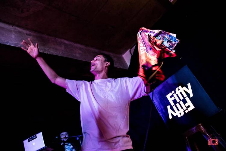 In 2017 stond Loyle Carner op het podium in het JAM Hotel tijdens een Fifty Session.
