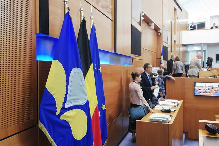 Het halfrond van het Brussels Parlement met de vlaggen van het Brussels Gewest, België en Europa