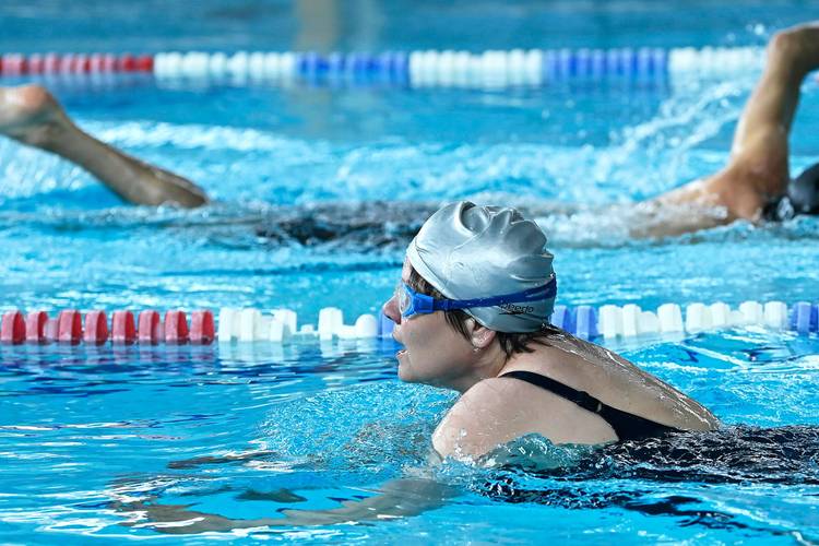 Baantjes trekken in het zwembad