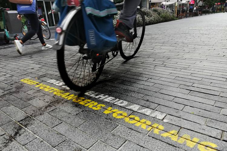 20220307curieuzenair brussel-stad-voetgangerszone-fietsers-anspachlaan-luchtkwaliteit