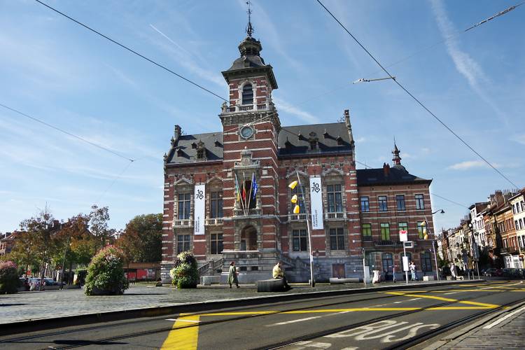 Het Raadsplein met het gemeentehuis van Anderlecht gemeenteraad Kuregem 3500px 2