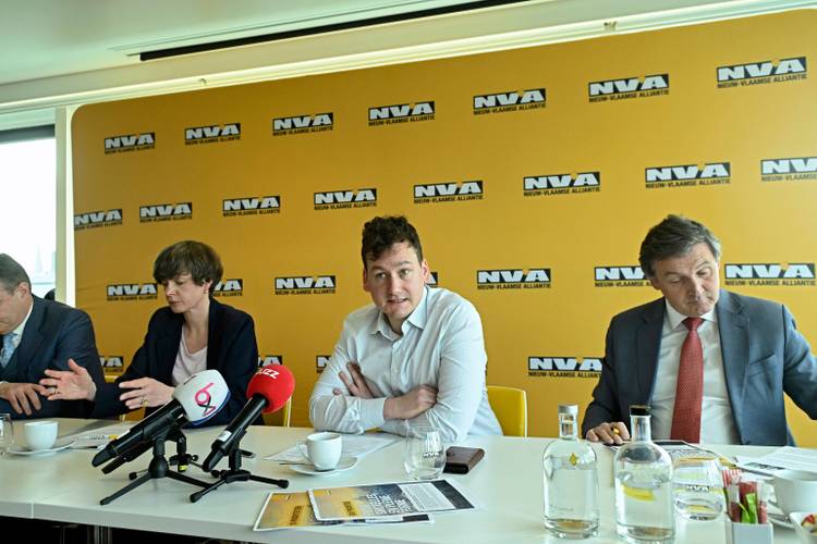 22 april 2024: persconferentie N-VA met kopstukken Bart De Wever, Cieltje Van Achter, Toby De Backer and Karl Vanlouwe.