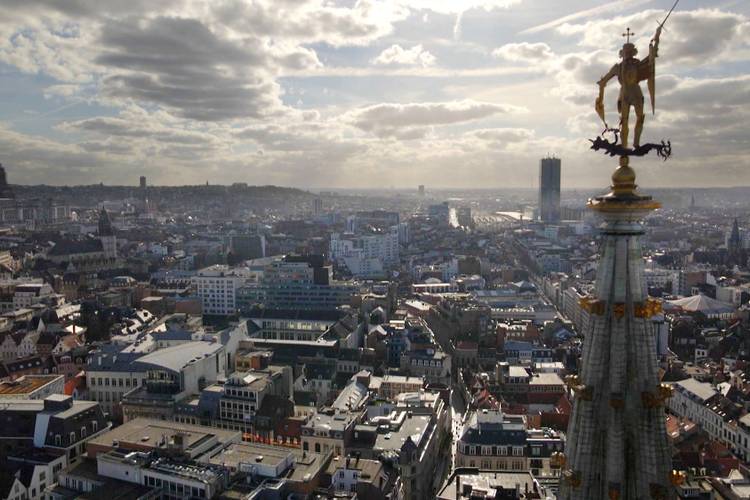 Vergezicht over Brussel, met Sint-Michiel en de draak op de spits van de toren van het stadhuis