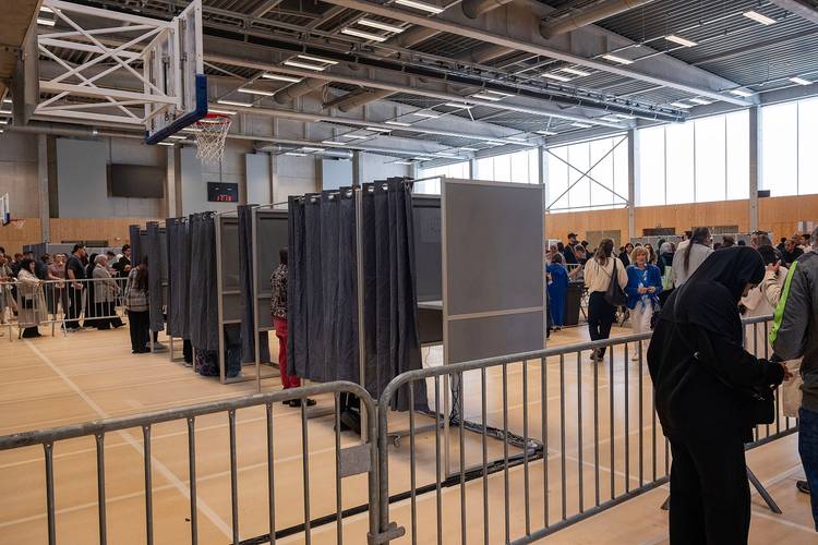9 juni 2024: stembureau in het Omnisportcentrum in de Graafschap Jettelaan.