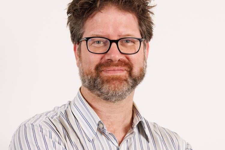 John Pitseys (Ecolo) tijdens zijn eedaflegging in het Brussels parlement op 25 juni 2024.