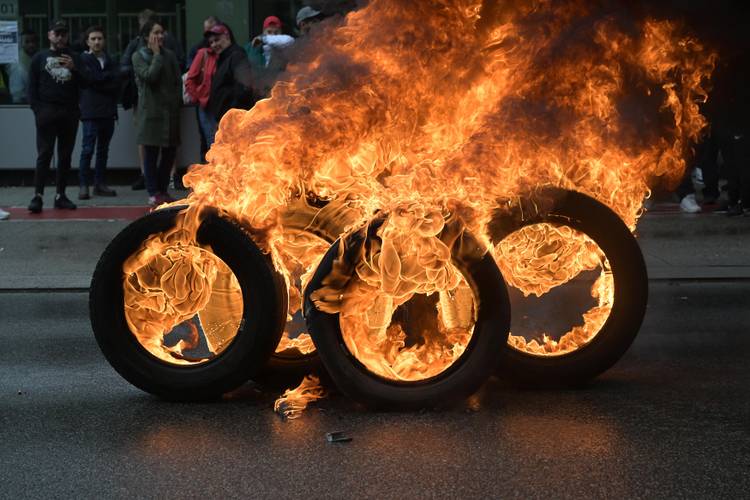 9 september 2024: brandende autobanden verwijzen naar de vijf ringen van het logo van Audi sluiting en de mogelijke sluiting van Audi Brussels