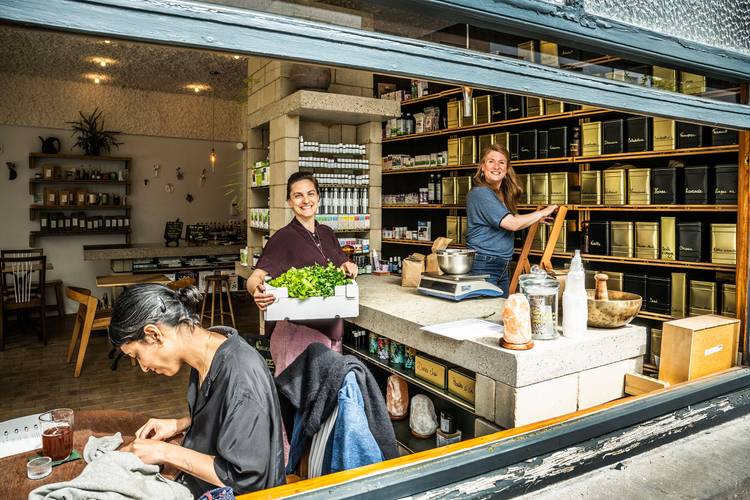 BRZ 20250528 1937 EAT AND DRINK Place aux plantes