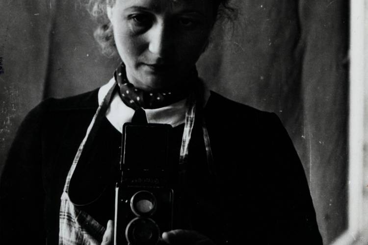 BRZ 20260401 1973 Julia Pirotte Mon autoportrait dans la glace (avec tablier) Marseille 1943 epreuve a la gelatine argentique coll Musee de la Photographie