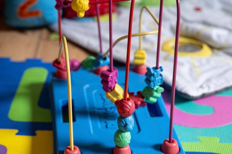 BRZ 20260415 1975 1 kind Ellen speelgoed