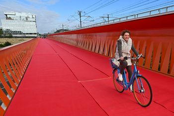 Lydia Peeters, Vlaams minister voor Mobiliteit, bij de opening van de eerste fietsbrug oer de Grote Brusselse Ring in Zaventem en Machelen: het afsluitstuk voor de F3-fietssnelweg tussen Leuven en Brussel