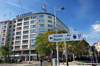 Het Baraplein en de Paul-Henri Spaaklaan met het gebouw waar Editions Le Lombard is gevestigd, met het iconisc he reclamebord van Kuifje en Bobbie