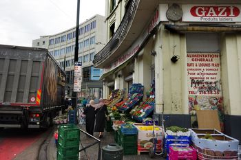 13 september 2022: het Verboekhovenplein in Schaarbeek, beter gekend als 'De Berenkuil': levering bij de plaatselijke kruidenier