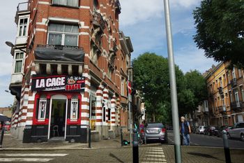 13 september 2022: het Verboekhovenplein in Schaarbeek, beter gekend als 'De Berenkuil/La Cage aux Ours':  snackbar 'La Cage.