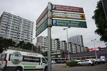 De parking aan supermarkt Carrefour: met achteraan de Modelwijk in Laken