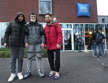 16 februari 2023: 163 asielzoekers werden van het kraakpand in de Paleizenstraat overgebracht naar Het Ibis Budget Brussels South-hotel in Ruisbroek (Sint-Pieters-Leeuw) in Vlaanderen, niet ver van de grens met het Brussels Gewest
