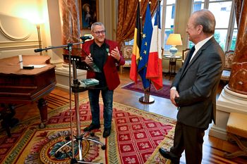 17 mei 2023: tijdens een kleine ceremonie op de Franse ambassade in hartje Brussel heeft schrijver Tom Lanoye de onderscheiding van 'Chevalier des Arts et des Lettres' gekregen, of ridder in de orde van de kunsten in de letteren