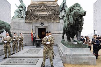 8 mei 2023: herdenking van het einde van WOII aan de Congreskolom, het Graf van de Onbekende Soldaat, in Brussels, precies 78 jaar na het einde van de Tweede Wereldoorlog in 1945