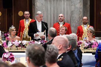 De Belgische koning Filip en koningin Mathilde tijdens een galadiner met de Nederlandse koning Willem-Alexander en koningin Maxima tijdens het driedaags staatsbezoek aan Nederland in november 2016