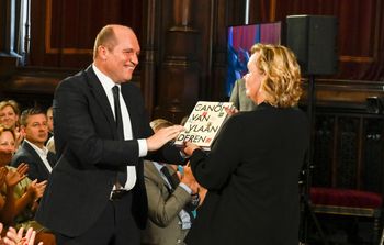 11 juli 2023, Vlaamse feestdag: Brussels burgemeester Philippe Close (PS) krijgt het boek 'De canon van Vlaanderen' cadeau van Liesbeth Homans (N-VA), voorzitter van het Vlaams parlement