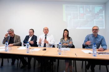 Minister Alain Maron, Brussels minister-President Rudi Vervoort, burgemeester Philippe Close en Bruno Valkeneers van vzw Transit op een persconferentie en een bezoek aan gebruikerscentrum GATE in 2022