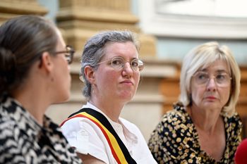 Nicole de Moor (CD&V), staatssecretaris voor Asiel en Migratie, Catherine Moureaux (PS), burgemeester van Sint-Jans-Molenbeek, en schepen en oud-burgemeester Françoise Schepmans