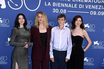 8 oktober 2023: regisseur Fien Troch (tweede van links) met de cast van haar film 'Holly' op het Internationaal Filmfestival van Venetië. Links: Cathalina Geeraerts, rechts: Felix Heremans en Greet Verstraete