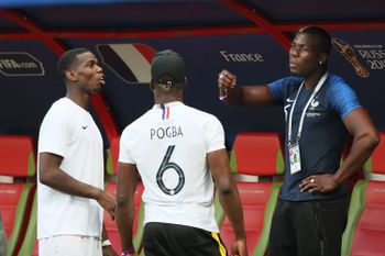 30 juin 2018: Paul Pogba en zijn broers Florentin en Mathias voor de tribunes tijdens de wedstrijd tussen Frankrijk en Argentinie, 8ste finale van de wereldbeker voetbal in Rusland.