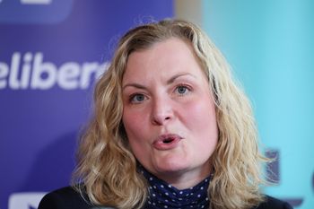 Audrey Henry (MR) op een persconferentie ivm de lijstvorming van haar partij voor de gemeenteraadsverkiezingen van 13 oktober 2024