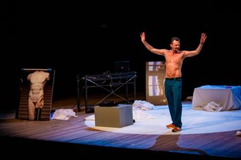 Michael De Cock staat voor het eerst zelf op het KVS-podium met zijn monoloog 'Alleen Verbeelding'.