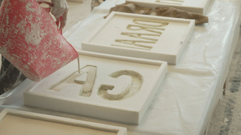 Miet Warlop in haar atelier waar 'IT NEVER SSST' voorbereid wordt.