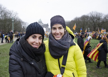 catalaanse_manifestatie_jubelpark_twee_vrouwen_1380_979px_c_ebe_daems_bruzz.jpg