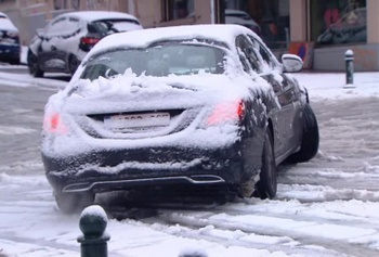 sneeuw auto verkeer