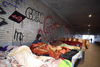 tunnel daklozen migranten karton 