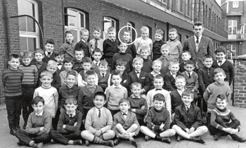 Guy Vanhengel (omcirkeld) liep school in de Nederlandstalige basisschool Champagnard.